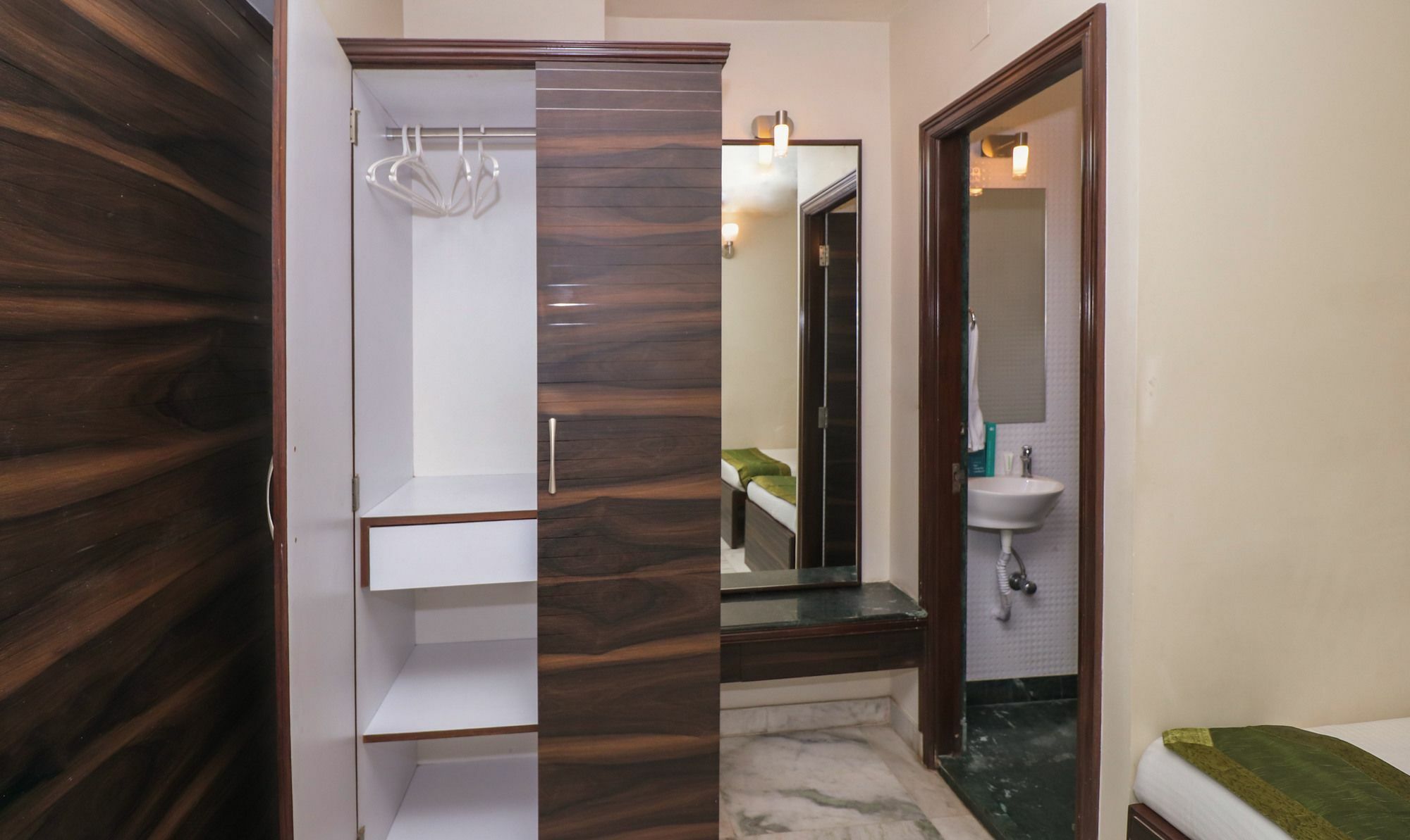 Capital O 8318 Beeu Guest House Liluāh المظهر الخارجي الصورة